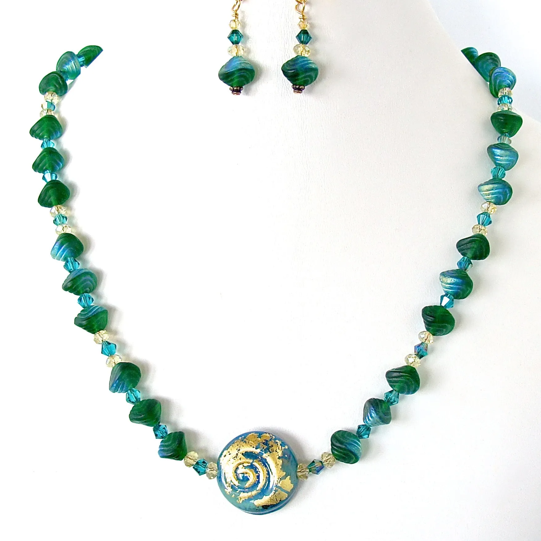 Halia: Green Shell Necklace Set