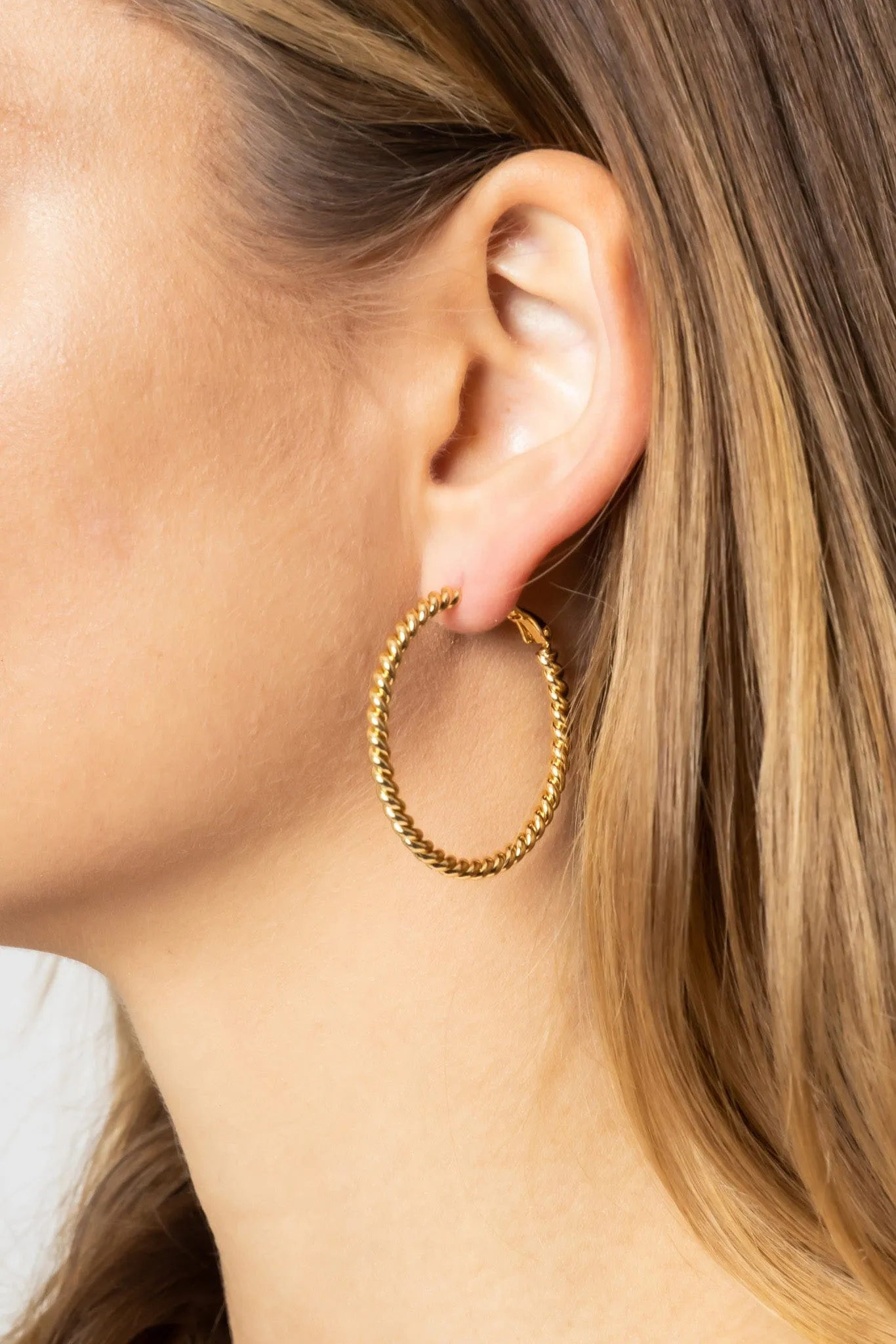 SJE310006 14K Metal Omega Closure Textured Hoops